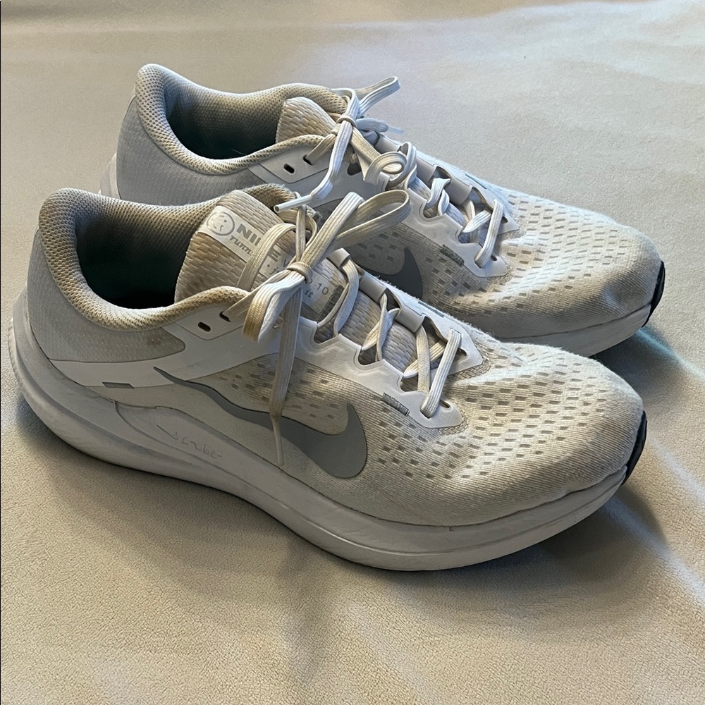 Men’s Nike Winflo 10 White and Gray Running Shoes